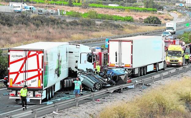 Familiares de cuatro víctimas del choque de la A-7 quieren conocer si el chófer iba utilizando el móvil