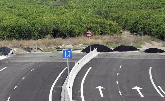 López Miras firma con el ministro poner fin a la 'autovía del bancal'