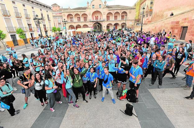 Cientos de scouts llenan el recinto histórico de la ciudad