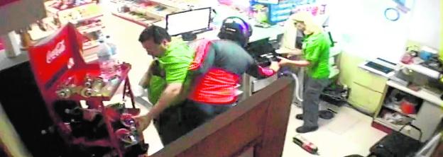 «¡Los cuartos; si te mueves te mato!»