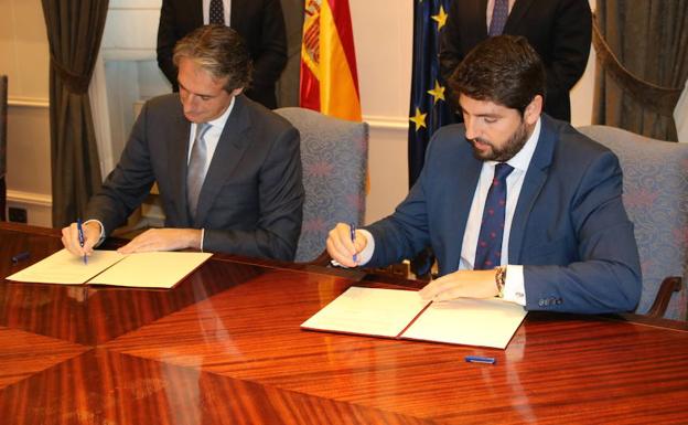 De la Serna y López Miras firman el convenio para finalizar las obras de la 'autovía del bancal'