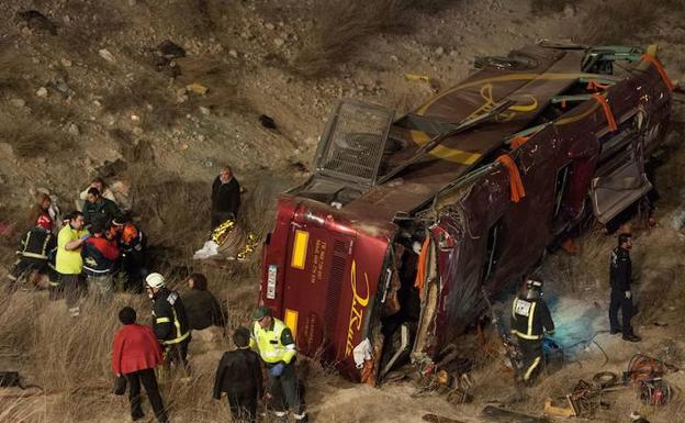 Devuelven el carné al conductor del autobús que sufrió el accidente de la Venta del Olivo con 14 muertos