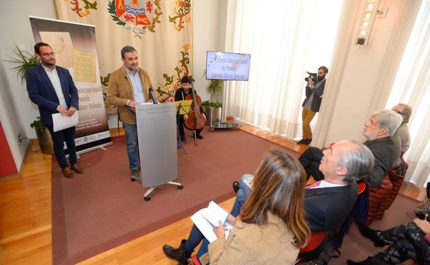 José Luis Vidal gana el premio de poesía Antonio Oliver con su obra 'Caja Oscura'