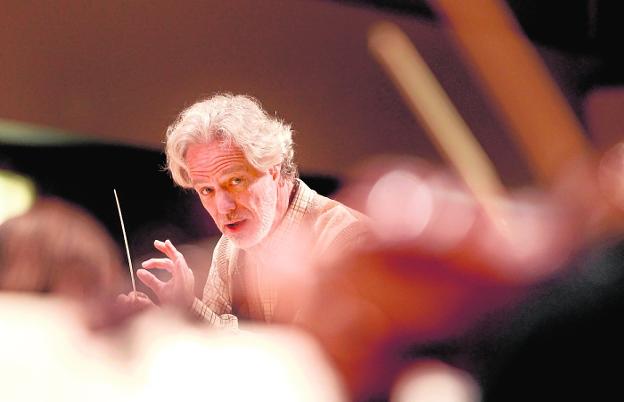 Homenaje a Narciso Yepes de la Sinfónica, dirigida por su hijo