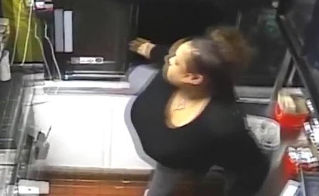 Se cuela por la ventanilla de un McDonald's y roba tranquilamente durante 40 minutos