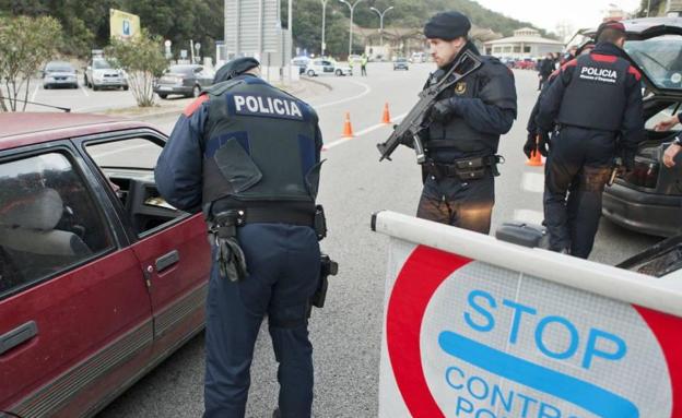 La Guardia Civil y los Mossos disparan contra un hombre que gritaba en árabe en un control