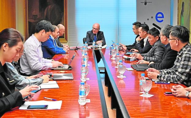 Taiwán busca 'pescar' silicio en la Región