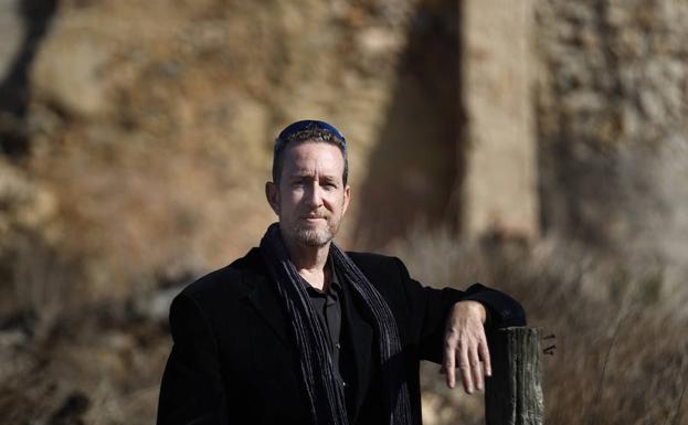 «Yo no soy escritor; soy un profesor de instituto que en mi tiempo libre escribo»