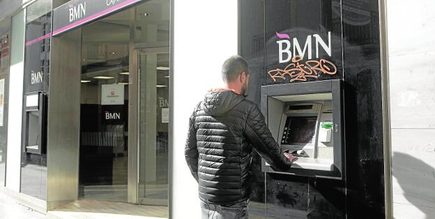 La Policía busca a un grafitero que deja su seña de identidad en puertas, cajeros y fachadas