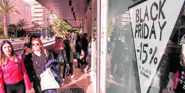 Los cosméticos y la tecnología ganan terreno a la ropa en el 'Black Friday'