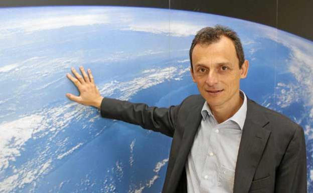 Pedro Duque se enfrenta a un youtuber que defiende que la Tierra es plana