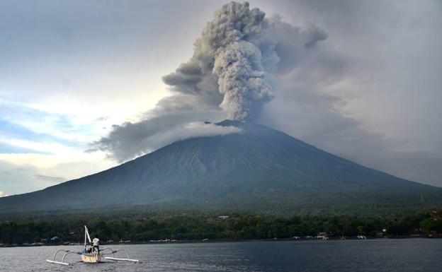 La erupción de un volcán en Bali deja atrapados a 35 murcianos