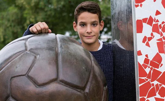 Premian a un niño de 12 años que auxilió a un rival en un partido de fútbol con una técnica que vio en Internet