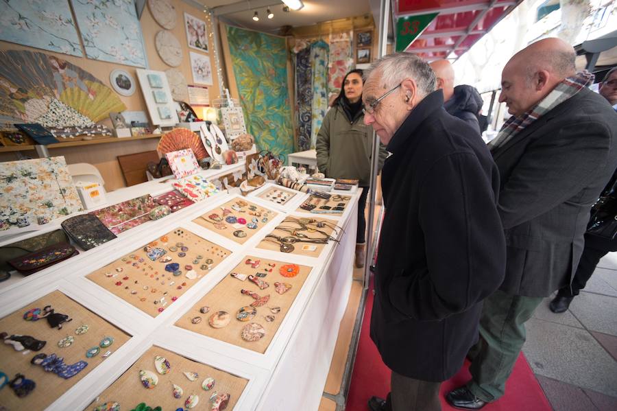 Inauguran la Muestra de Artesanía de Navidad en la avenida Alfonso X