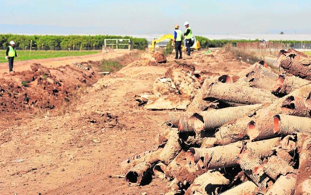 El consejero de Agricultura arremete contra la CHS por demoler el salmueroducto