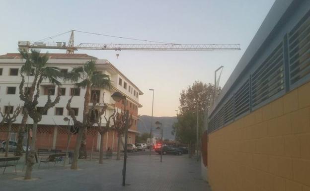 Cambiemos exige al Ayuntamiento que «tome medidas» con la grúa abandonada en Los Dolores