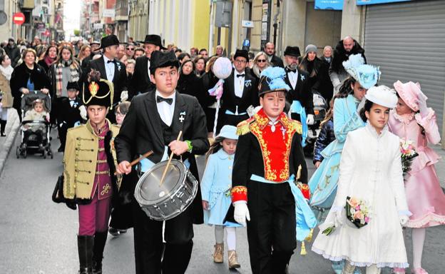 Los niños colman de flores a la Patrona antes de su subida el domingo