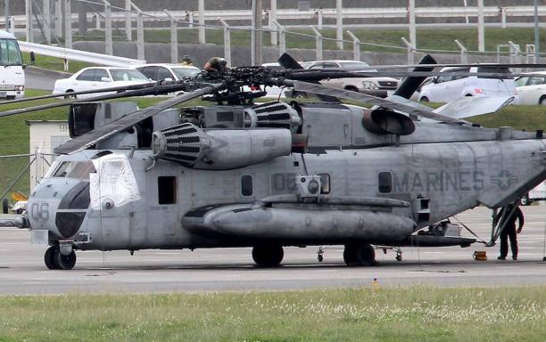 Una ventana de un helicóptero militar de EE UU cae en una escuela japonesa