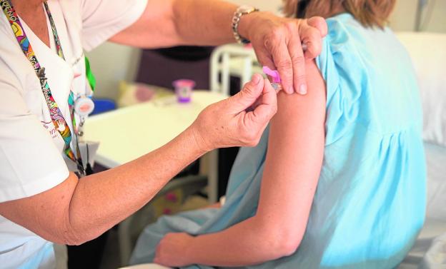 La afluencia a Urgencias aumenta un 15% sin que haya llegado aún la gripe