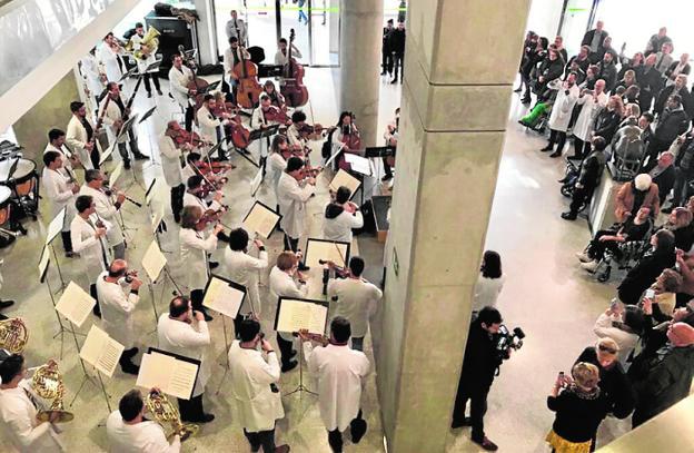 La Sinfónica lleva la música a los hospitales de la Región por Navidad
