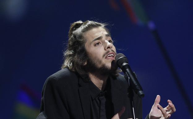 El ganador de Eurovisión, Salvador Sobral, sale de la UCI tras su transplante de corazón