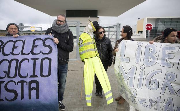 Piden ante la cárcel de Archidona que se paralicen las devoluciones de inmigrantes