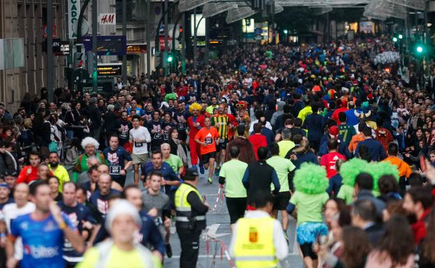 Así ha sido la multitudinaria San Silvestre por las calles de Murcia