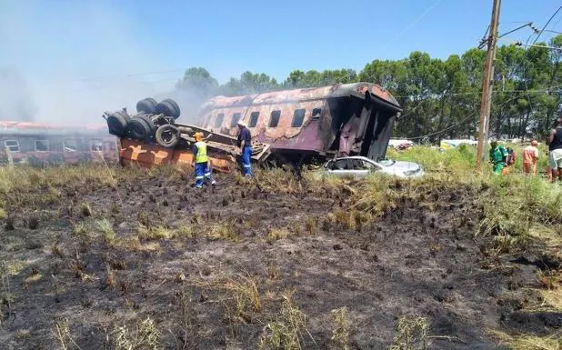 18 muertos y 254 heridos en el choque de un tren con un camión en Sudáfrica