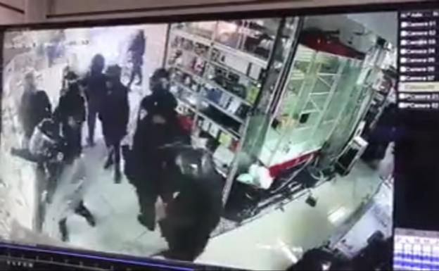 Graban a un grupo de antidisturbios mexicanos robando en una tienda de móviles