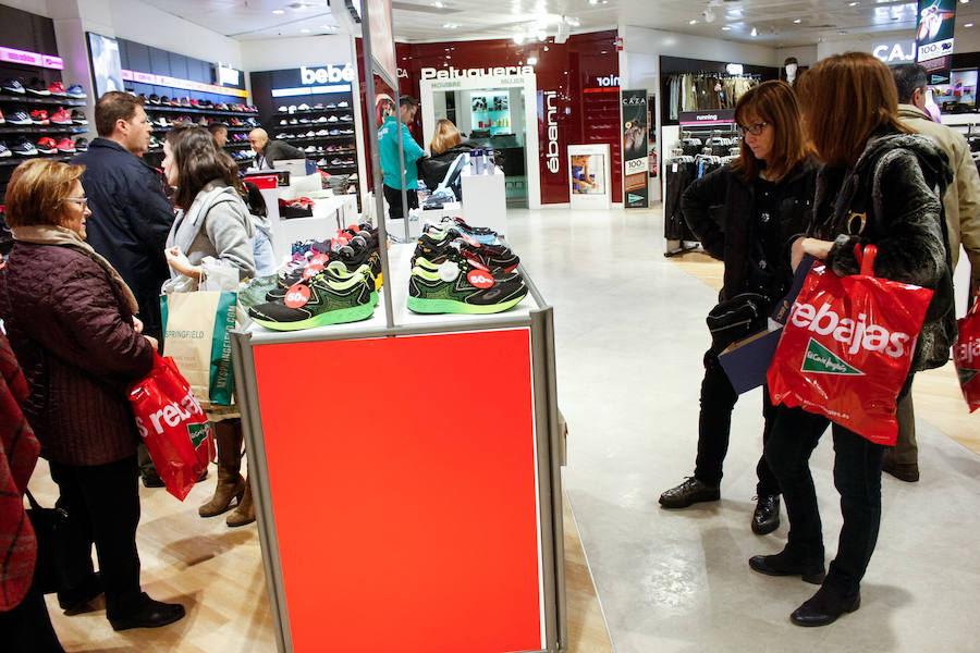Primer día oficial de las rebajas en los comercios de Murcia