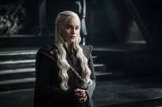 Brad Pitt ofrece 120.000 dólares por ver Juego de Tronos con Emilia Clarke