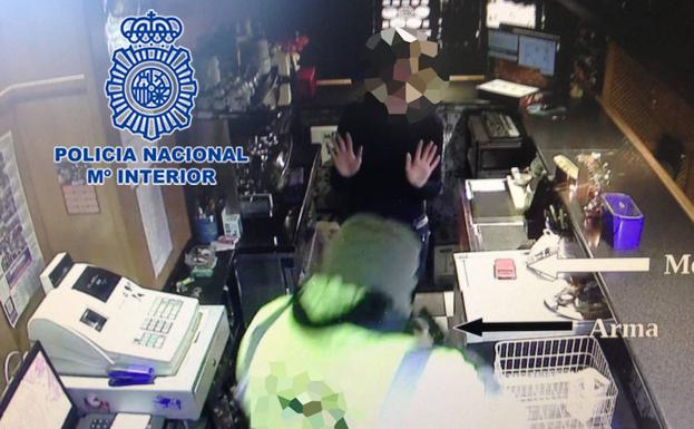 Un estanquero se enfrenta a un ladrón armado y logra retenerlo hasta la llegada de la Policía