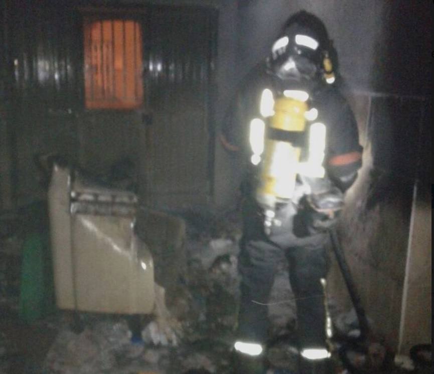 Arden cuatro contenedores en Los Dolores en dos horas