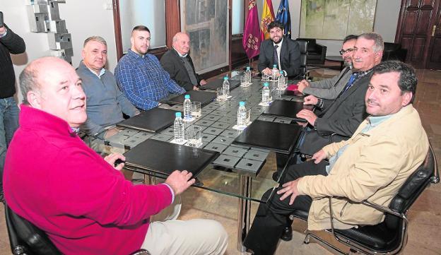 Primer contacto con los taxistas para el futuro servicio al aeropuerto de Corvera