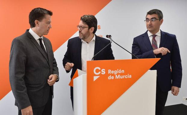 Ciudadanos, tres al día