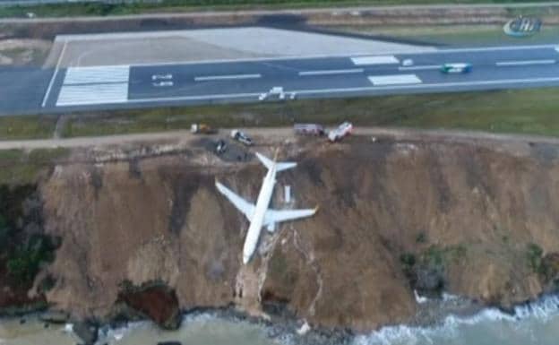Un avión se queda a escasos metros del mar tras realizar un aterrizaje de emergencia