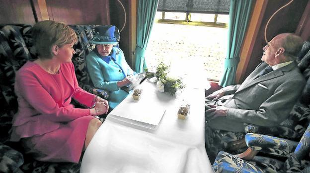 Con las enaguas de Isabel II no se juega