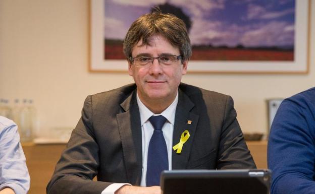 Puigdemont jura la Constitución por imperativo legal