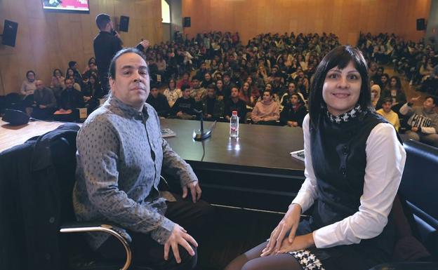 Méndez Guédez presenta su obra ante 600 estudiantes en la UPCT