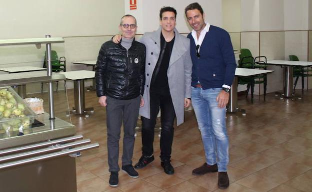 Xuso Jones dona a Jesús Abandonado la recaudación del concurso 'Pizza Solidaria'