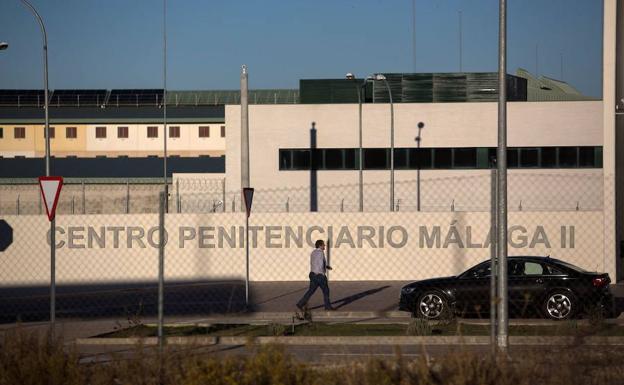 El inmigrante que murió en Archidona fue confinado en su celda tras un motín, según Zoido