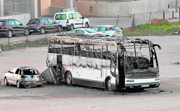 Arde un autobús frente a Comisaría