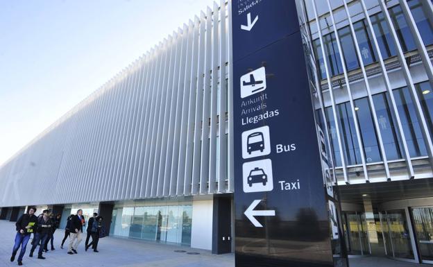 El aeropuerto tendrá dos líneas de autobús y una zona para que operen 80 taxis