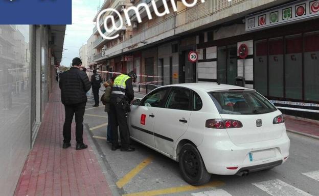 Desalojan a 3 familias en La Raya tras la caída de parte de la cornisa de un edificio