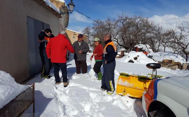 Rescatan a ocho familias de dos casas rurales en Moratalla