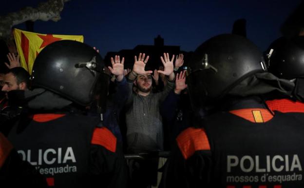 Dos detenidos durante los incidentes entre manifestantes y Mossos ante el Parlament