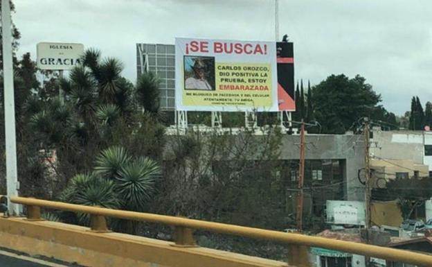 Una mujer busca al padre de su hijo en una enorme valla publicitaria