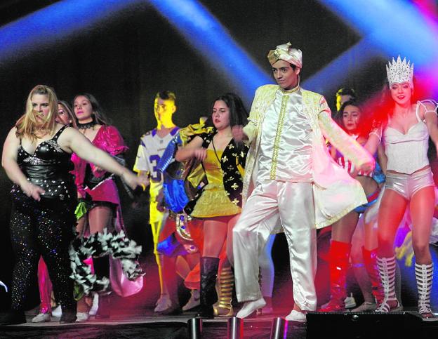 Más de mil personas reciben a la reina infantil del Carnaval