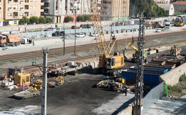 El ministro de Fomento acusa de «mentir» a quien niegue que se está soterrando el AVE en Murcia