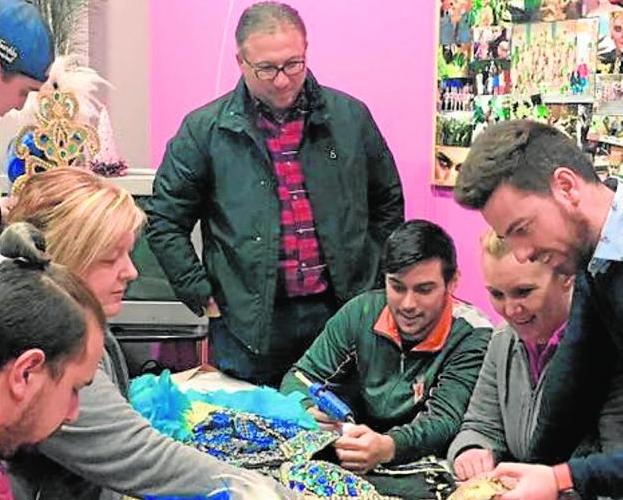 Miles de carnavaleros calientan la semana